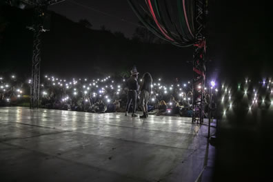 Picture of the audience lighting the stage with cell phones